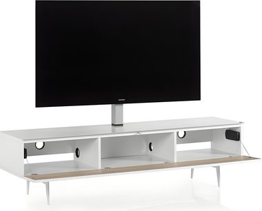 Meuble audio-vidéo Sonorous STA363 blanc laqué avec abattant bois clair, trois niches internes à passe-câbles circulaires, support TV central intégré et pieds métalliques fins, vue de face légèrement en perspective