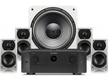 Комплект домашнього кінотеатру Marantz із чорним AV-ресивером, сабвуфером SVS і чотирма білими колонками, вигляд спереду