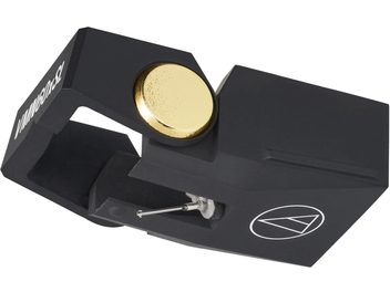 Diamant til Audio Technica AT-VMN60xSL pladespiller, mat sort plastikhus med gylden cirkulær indsats, hvidt trekantet logo på fronten og synlig sølvfarvet cantilever, skrå visning