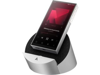 Astell&Kern PD10 ezüst színű audiofil lemezjátszó alumíniumból, fekete kijelzővel bekapcsolva, oldalsó gombokkal, ferde nézetben bemutatva, illeszkedő kör alakú tartóval, ecsetelt fémfelülettel és textúrázott fekete gumi borítással