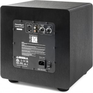 Essentials Sub 10 subwoofer i bakre vinkel med svart kontrollpanel, RCA-kontakter, knapper og strøminntak