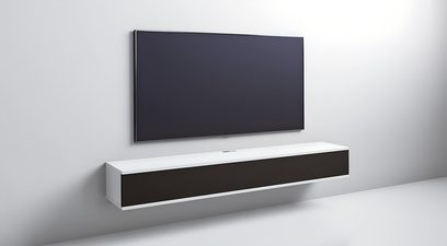 Vægmonteret Unnu Classic Series Model 13S AV-møbel i hvid højglans, sort front, kabelgennemføringer på toppen, 3/4-visning