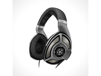 Casque hifi ouvert Sennheiser HD 700 noir et gris argenté, vu de trois-quarts face gauche, sur fond blanc uni