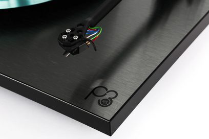 Platina de vinil hi-fi Rega Planar 3 RS com base preta escovada, braço de leitura preto, cablagem colorida e logótipo "P3 RS" no canto inferior direito