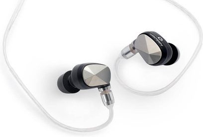 Astell&Kern Pathfinder in-ear hodetelefoner, matte mørkegrå sylindriske ørepropper, tynn svart kabel, på hvit bakgrunn