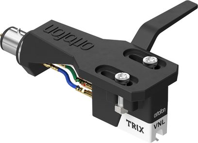Ortofon VNL TRIX-pickup forhåndsmontert på SH-2, svart kapsling i plast og metall, synlige skruer, trekvartsvisning