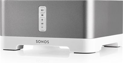 Sonos CONNECT:AMP stereo hi-fi versterker, gedeeltelijk vooraanzicht, bedieningsknoppen en aansluitingen op het grijsmetalen voorpaneel