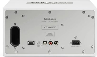Valkoinen Audio Pro C5 MKII W -älykaiutin takaapäin kuvattuna, musta bassorefleksiaukko, liitännät ja säätimet päällä