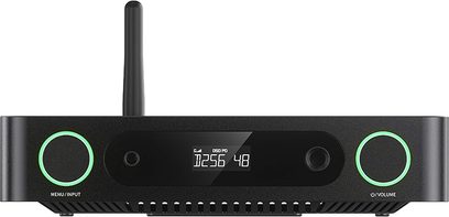 FiiO K13 R2R hovedtelefonforforstærker i sort, metalkabinet, set forfra, skærm, to knapper med grøn ring, bagantenne