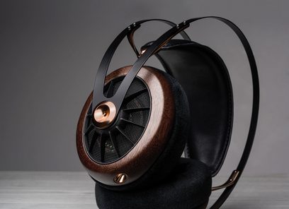 Auriculares hifi abiertos Meze Audio 109 PRO vistos de perfil, transductores abiertos, auriculares de madera, diadema y almohadillas de cuero negro