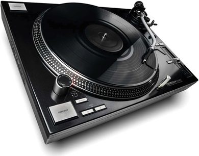 Reloop RP 7000 MK2 melns vinila plates augšējais skats, nedaudz no sāniem, alumīnija aplis, toņnoņēmēja svira, vadības ierīces un pogas