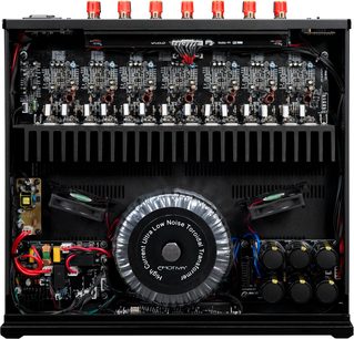 Amplificateur Emotiva XMC-1 noir, vue de face, 7 potentiomètres rouges, affichage central, circuits imprimés visibles