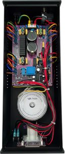Strømrenser Taga Harmony PC-8000DC sort, set fra oven, farverige elektroniske komponenter, flerfarvede kabler, cirkulær transformer