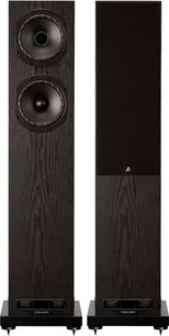 Gulvhøjttaler Fyne Audio F501E, set forfra, to synlige højttalere til venstre, sort gitter til højre, sort sokkel