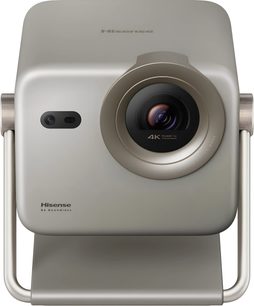 Hisense M2 PRO videoprojektor i metallisk grå aluminium, rektangulært kabinett med avrundede kanter, stort sirkulært 4K-objektiv forskjøvet mot høyre, liten sensor til venstre og rørformet ramme-stativ, sett forfra