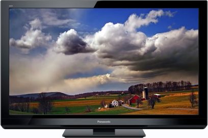Panasonic TX-PF42G30 tv der viser et landligt landskab, placeret på en sort holder