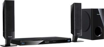 Sort Panasonic SC-BTT262EGK hjemmebiografsystem bestående af en Blu-ray-afspiller, to højttalertårne og en basreflekskabinet
