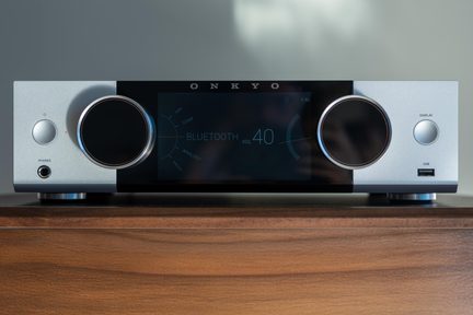 Sølvfarvet Onkyo stereo-forstærker med stor sort skærm med Bluetooth, der viser volumen 40, og to drejeknapper på fronten