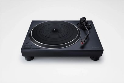 Hi-fi draaitafel Technics SL-1500CEG-K in zwart, bovenaanzicht licht van opzij, ronde draaitafel, tonarm