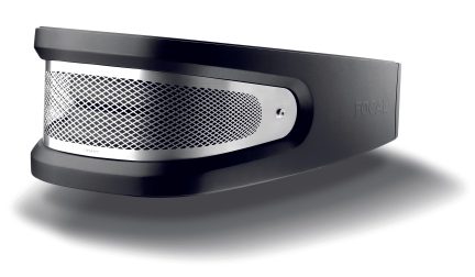 Seitenansicht eines schwarzen Subwoofers mit silbernem Metallgitter und eingraviertem Focal-Logo auf der rechten Seite