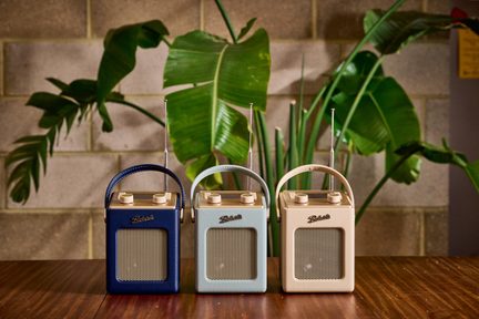 Drei Radios in Marineblau, Hellblau und Beige, Gehäuse aus genarbtem Kunststoff, Metallgitter, ausgezogene Antennen und Tragegriffe