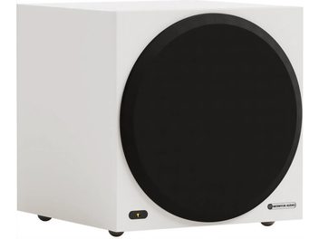 Monitor Audio Vestra W10 witte houten subwoofer met gelakte afwerking, driekwart vooraanzicht van links, kubusvormige behuizing met grote ronde zwarte frontgrille, subtiele LED en logo onderaan, rustend op vier kleine pootjes