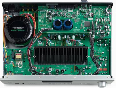 Hi-fi stereo zesilovač Rotel A-12 černý, pohled na vnitřní elektronické součástky, zelené tištěné spoje, černý ventilátor