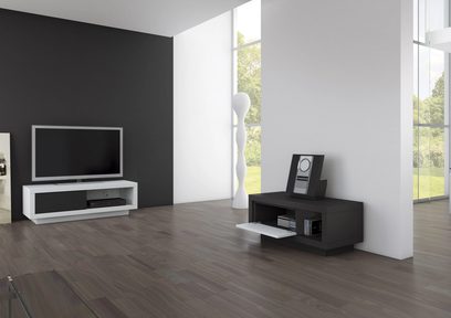 Modernt svart och vitt TV-möbel med hyllor, låda och nedfällbar dörr, i en ljus modern inredning
