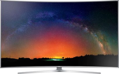 Samsung UE65JS9500 fladskærms-TV, der viser en farverig nattehimmel med Mælkevejen og silhuetter af træer