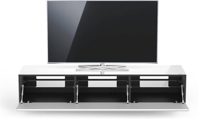 Hvidt TV-møbel med 3 sorte skuffer, sort TV-stander oven på og sort fladskærm placeret derpå, set forfra