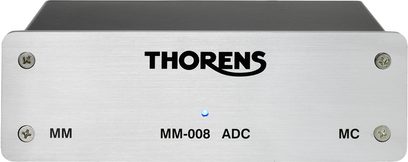 Preamplificatore phono Thorens MM-008 ADC, vista frontale, chassis rettangolare, pannello in metallo spazzolato, 4 viti, testo nero, LED blu