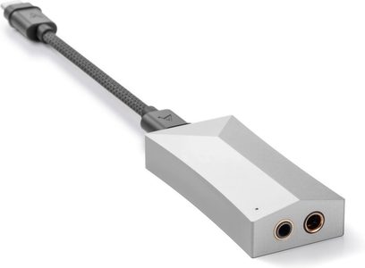 Přenosný audio převodník AK-HC4, perspektivní pohled, černý opletený kabel, stříbrné pouzdro, 2 audio porty