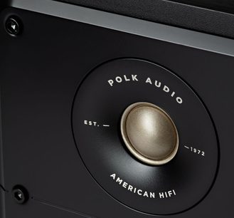 Polk Audio S15e sort bogreolhøjttaler, frontvue af højttaleren, rundt gyldent logo i midten med indskrifter