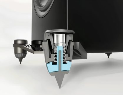 Fekete hi-fi hangfalhoz való csatolásmentesítő tüske, metszeti nézetben, állítható kúpos lábbal és kék betéttel