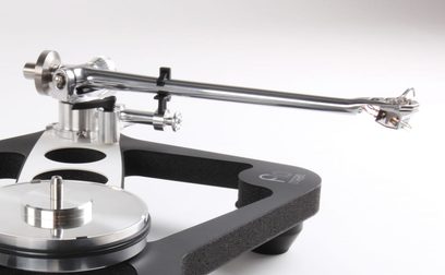 Rega Planar 10 mat sort pladespiller med Aphelion 2 MC-pickup. Lige metalarm, sort pladeplade, sort sokkel