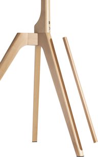 Norstone Pro Vision Wood TV-stativ i lyst træ, nærbillede fra siden, der viser den centrale samling og de skråtstillede ben med rektangulært tværsnit og synlige metalbolte