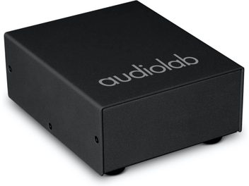 Audiolab DC-BLOCK nettstrømskondisjoneringsenhet, svart rektangulær med matt overflate, sølvfarget logo på toppen, synlige sideskruer