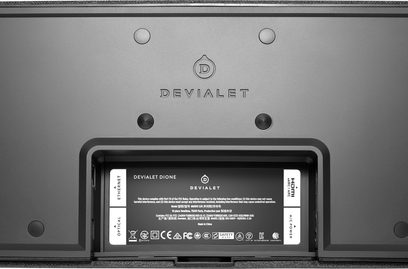 Предна преден план черна звукова лента DEVIALET DIONE с централно разположен LCD екран, показващ техническа информация