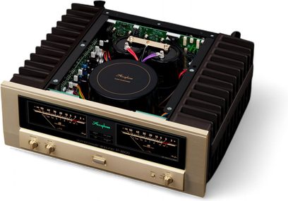 Integrert stereo hi-fi forsterker Accuphase P-4600, sett ovenfra, gyllen front, sirkulære knapper, analoge indikatorer, svarte ribber