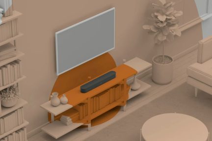 Vinklet udsigt til et rum med en vægmonteret skærm, et orange møbel med bøger, vaser, en soundbar og en potteplante.