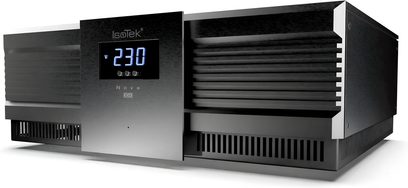 Sektorový kondicionér IsoTek EVO3 NOVA černý, pohled v perspektivě, přední panel s modrým digitálním displejem zobrazujícím "230", černé boční mřížky