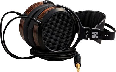 Åbent hi-fi hovedsæt Hifiman HE-560 i sort og træ, set fra venstre profil, runde transducere, hovedbøjle og læder ørepuder