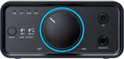 Передпідсилювач для навушників високої чіткості FiiO K7 чорного металевого кольору, вид спереду з великим центральним потенціометром, оточеним синьою LED-підсвіткою, чотирма індикаторами входу USB OPT COAX LINE, круглим кнопковим перемикачем Input, двома перемикачами Gain і Output, а також роз'ємами для навушників 6,35 мм PO і 4,4 мм Balanced