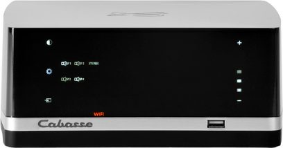 Cabasse Stream AMP 100 højfidelt system i sort lak, set forfra, LCD-skærm der viser WiFi-indstillinger, USB- og SP/DIF-porte