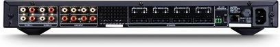 Ampli multiroom NAD CI8-120 DSP i sort metal, bagside, med otte par forgyldte RCA-stik, perforeret ventilationsrist, fire modulære højttalerterminaler, grøn trigger-forbindelse, afbryder og IEC-strømstik
