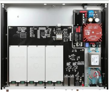 Indvendig visning af Aurender NH10-netværksswitch med elektronikkort, strømforsyning og sølvfarvede afskærmede moduler