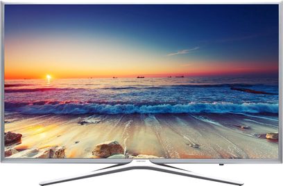 Samsung UE40K5600 TV-skærm, der viser en solnedgang på en strand med brusende bølger og både i det fjerne