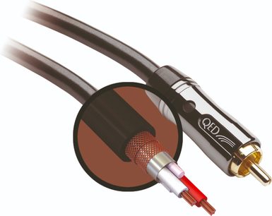 QED Performance Subwoofer 10m sort og rød koaksialkabel med forgyldte RCA-stik, set oppefra