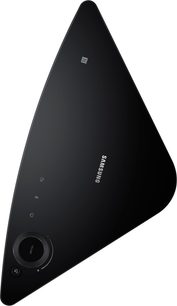 Trådløs, tilsluttet Samsung WAM550 højttaler i sort, set forfra, med afrundet trekantet form og kontrolknapper på toppen
