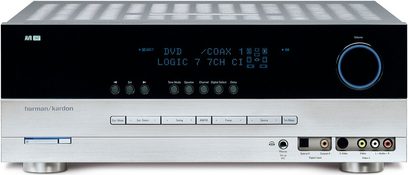 Černý domácí kino zesilovač Harman Kardon AVR 347, pohled zepředu, modrý displej, stříbrná tlačítka a ovládací kolečka